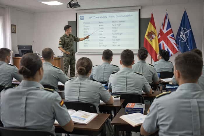El entrenador está dando una conferencia.
